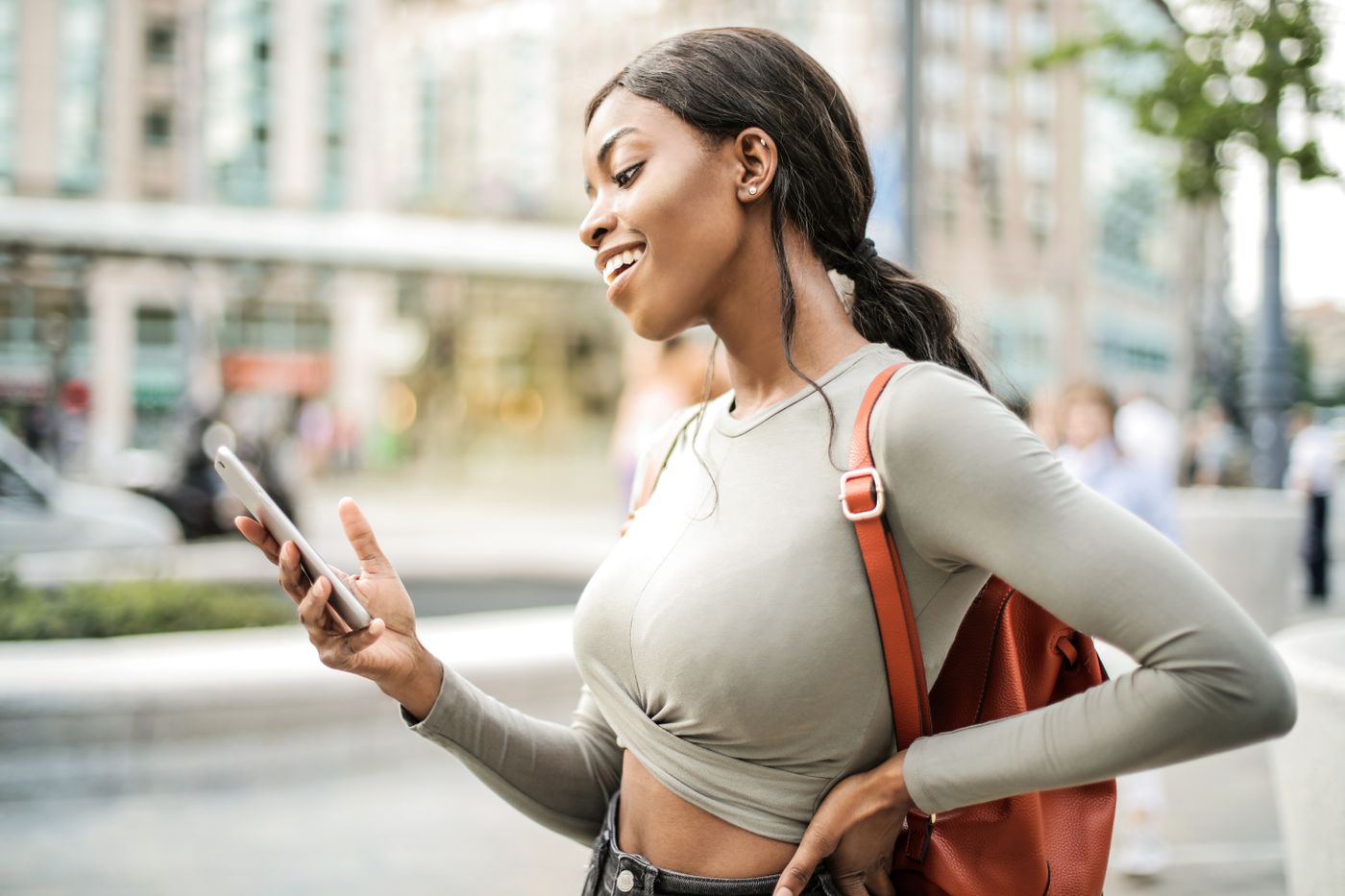 Mulher usando o celular para solicitar um empréstimo